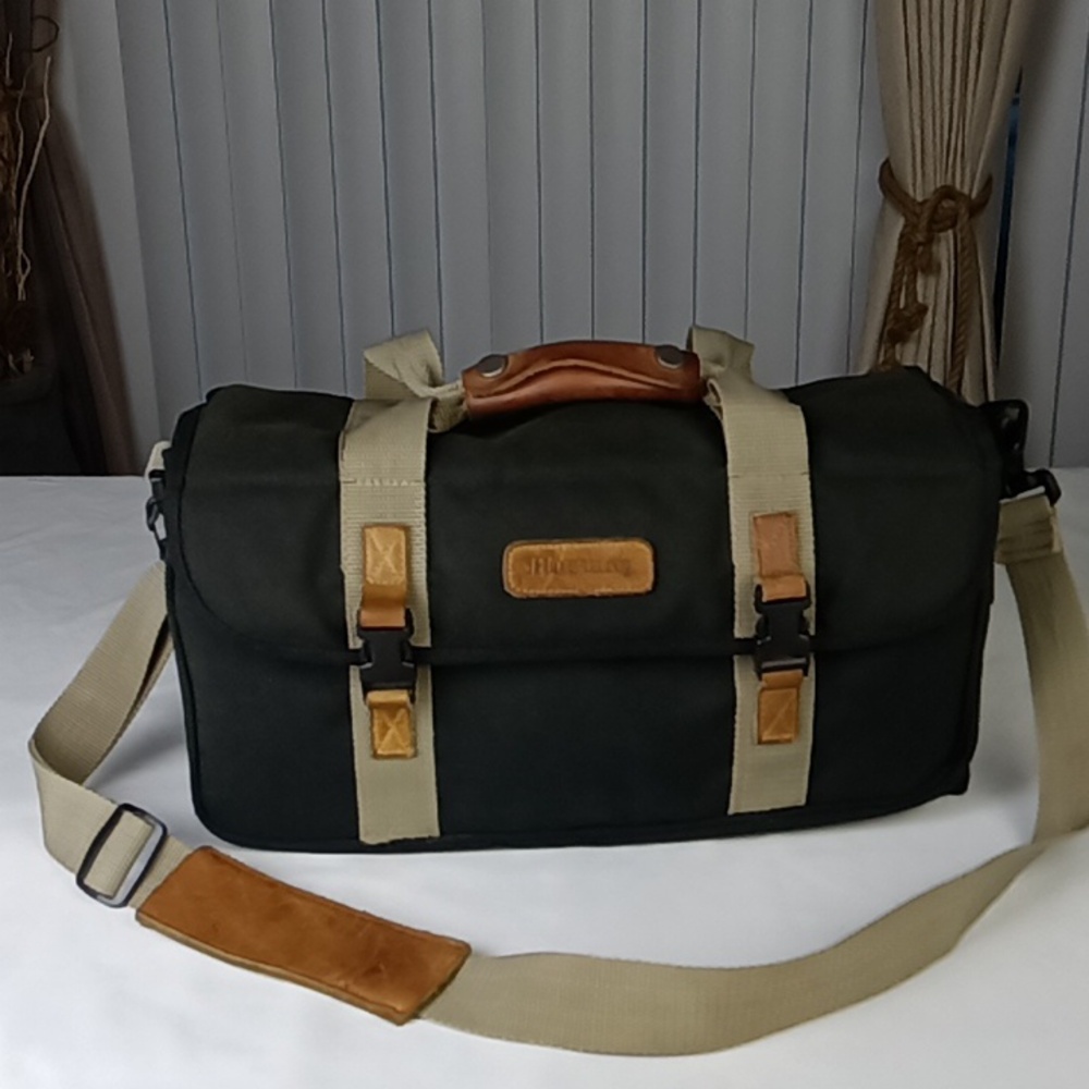 Mustang Camara Handbag.